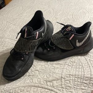Nike Kyrie Low 3 basketball shoes